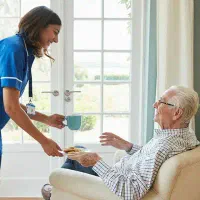 پرستار در منزل خانم از سالمند