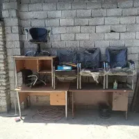 ۵ عدد میز به همراه ۳ عدد صندلی اداری و یک چرخ دار