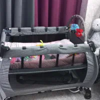 تخت کنار مادر و پارک
