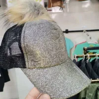 کلاه وعروسک