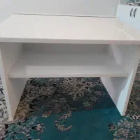 میز تحریر سفید و سیاه