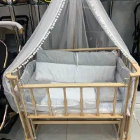 تخت کنار مادر