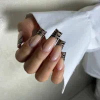 نیازمند مدل برای کاشت ناخن