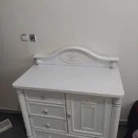 تخت خواب و دراور یه کمد بزرگ
