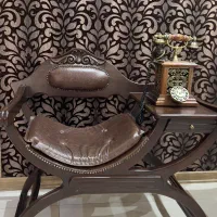 میز تلفن چوب و تلفن قدیمی