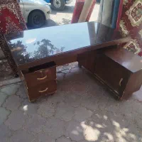 یک عدد میز مدیریت