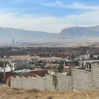 زمین با در و دیوار
