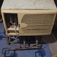 کولر گازی پشت پنجره ای تمیز