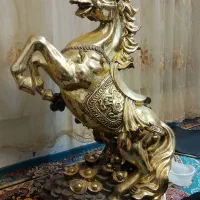 مجسمه اسب طلایی