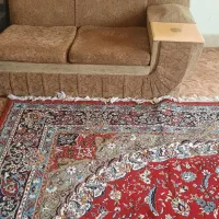 دوتا راحتی دو نفره میز سر خودش میباشد