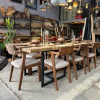 فروشنده آقا برای گالری محصولات چوبی