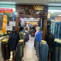 فروشنده خانم و اقا در بوتیک زنانه