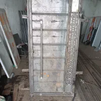 تعویض درب کهنه با نو