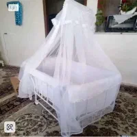 تخت و گهواره نوزاد کنار مادر