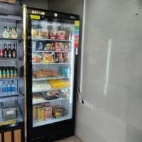 یخچال شیش در بزرگ  فریزر ایستاده و قفسه سوپر مارکت