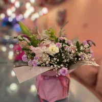دسته گل دست‌ساز صورتی و یاسی  لیلیوم و آلسترومریا