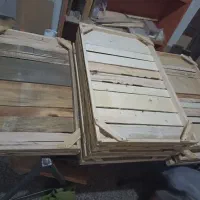 تعدادی طبق مخصوص برگه و تعدادی دبه خالی