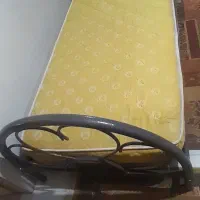 تختخواب تکنفره ب همراه تشک طبی فنری در حد نو