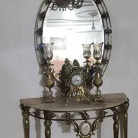 آینه کنسول یک جفت شمعدان و ساعت برنجی