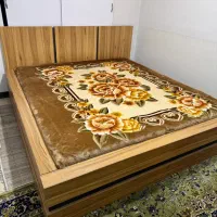 تخت خواب دو نفره با میز کنار تخت
