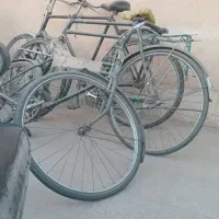 دوچرخه قدیمی بی رنگ عتیقه هم سواری هم دکور