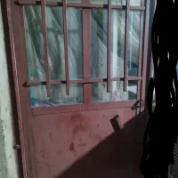 یک در خونه آهنی و یک آفتاب گیر