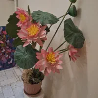 گلدان با گل مصنوعی