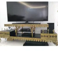 زیر تلویزیون و ساعت برنز