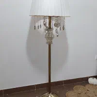 آباژور ایستاده