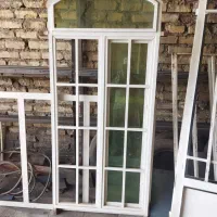 در پنجره نرده اهنی