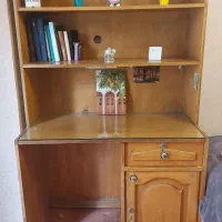 میز تحریر و کتابخانه