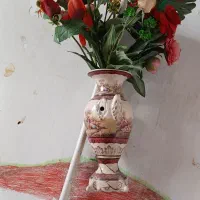 یک گلدان قدیمی با گل های زیبا