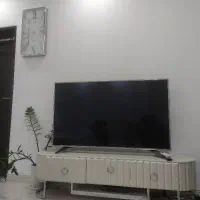 میز تلویزیون و ساعت