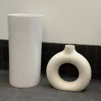 دوعدد گلدان دوناتی و استوانه سرامیکی
