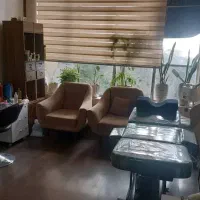 ۶۰ متر سالن ارایشگاه زنانه با وسایل با مشتری حضوری