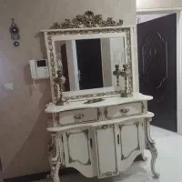آیینه و کنسول استخوانی رنگ