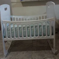 ننو و تخت کنار مادر