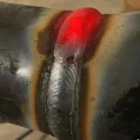 یک همکار جوشکار و کمکی