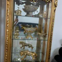 ویترین با وسایل داخلش