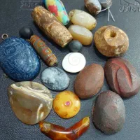 تعدادی سنگ و مهره های کهنه