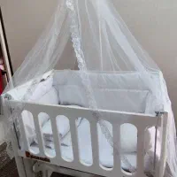 تخت و گهواره کنار مادر