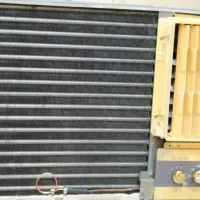 کولر گازی پنجره‌ای موتور بزرگ تمیز