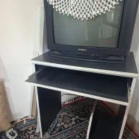 تلوزیون شهاب و میز کامپیوتر