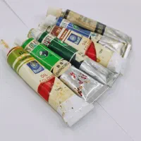 شیش عدد رنگ روغن همراه با کاردک اشانتیون و وارنیش
