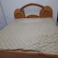 تخت دونفره چوب با تشک با یک پاتختی