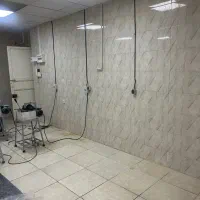 کارگر پسر جوان ساده برای مونتاژ و کار با دستگاه