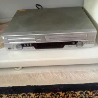 یک دستگاه خانگی قدیمی پخش CD نوار ویدئوهای قدیمی