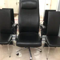 صندلی چرخ دار چرم اداری جک دار همراه دو صندلی تک