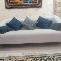 مبل سه نفره راحتی - سالم و تمیز - پایه چوبی