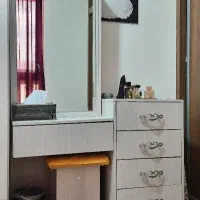 تخت و میز آرایش به همراه خوشخواب